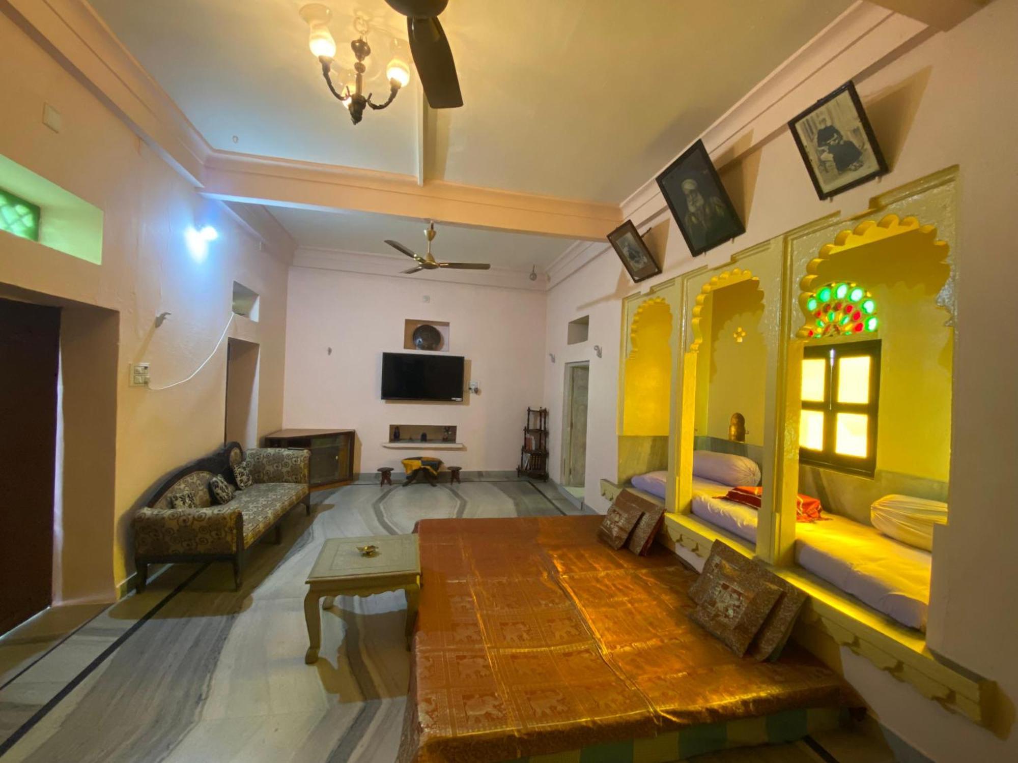 Tana Haveli - Heritage In Overlooing Palace Guest house
